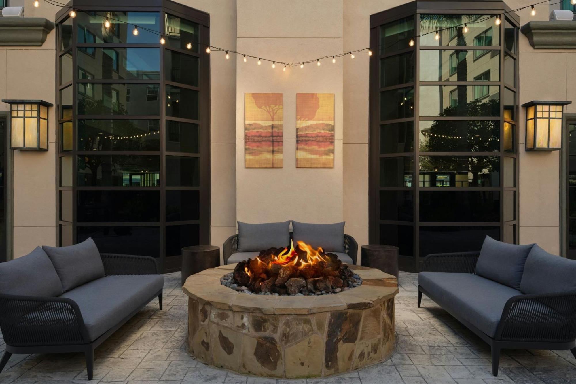 Courtyard By Marriott Los Angeles Pasadena Old Town Hotel Exterior photo